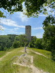 Burgruine-Niederhaus-mit-Stauferstele