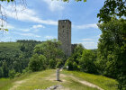 Auf dem Gelände der Burg Niederhaus steht eine von 38 Stauferstelen, die an Orten mit Bezug zum Geschlecht der Staufer errichtet wurden. 