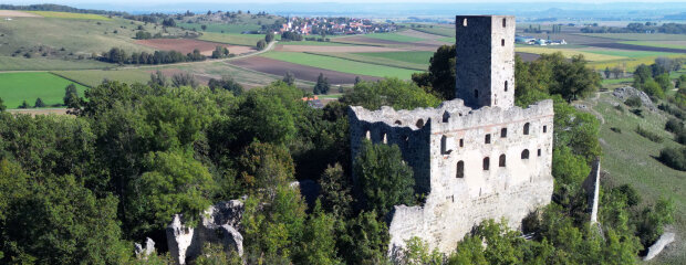 Die Ruine der Burg Niederhaus liegt auf dem westlichen Ende eines felsigen Höhenzuges über dem Tal des Forellenbachs. Die Ruine der Burg Niederhaus liegt auf dem westlichen Ende eines felsigen Höhenzuges über dem Tal des Forellenbachs.