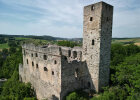 Die Burgruine Niederhaus ragt eindrucksvoll über der Gemeinde Hürnheim.