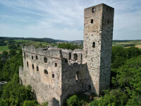 Die Burgruine Niederhaus ragt eindrucksvoll über der Gemeinde Hürnheim.