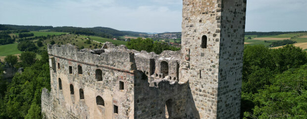 Die Burgruine Niederhaus ragt eindrucksvoll über der Gemeinde Hürnheim empor.