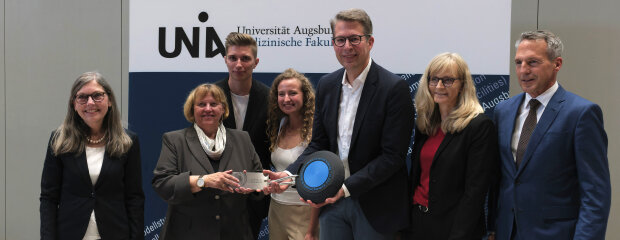 Prof. Dr. Martina Kadmon (Dekanin Med. Fakultät), Prof. Dr. Sabine Doering-Manteuffel (Präsidentin Universität Augsburg), Studierende, Markus Blume (Wissenschaftsminister Bayern), Annette Bubmann (Bereichsleitung Universitätsbau, StBAA), Uwe Fritsch (Bauamtsleiter, StBAA)