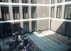 Der kontemplative Innenhof lädt zukünftig die Mitarbeitenden in den Pausen zum Verweilen ein. Dieser wird zukünftig begrünt sein. Die Büros richten sich alle nach innen und haben bieten so einen Ausblick auf den Innenhof.