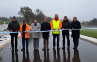 vlnr: Tobias Mittl (Holl GmbH Bauunternehmen), Mittarbeiter der Straßenmeisterei, Claudia Marb (stvl. Landrätin Donau-Ries), MdL Wolfgang Fackler (CSU), Alois Schiegg (Bürgermeister von Marxheim), Markus Kreitmeier (Bereichsleiter Straßenbau StBAA), Stefan Rößle (Landrat Donau-Ries)