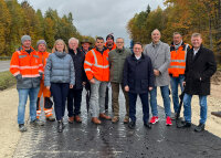 Ulrich Lange, Parlamentarischer Staatssekretär beim Bundesministerium für Verkehr, MdB Christoph Schmid sowie die Bürgermeister der Gemeinden Marktoffingen, Helmut Bauer, und Fremdingen, Frank Merkt, haben im Rahmen einer gemeinsamen Besichtigung den Bau des neuen Geh- und Radwegs entlang der B 25 besucht. Ulrich Lange, Parlamentarischer Staatssekretär beim Bundesministerium für Verkehr, MdB Christoph Schmid sowie die Bürgermeister der Gemeinden Marktoffingen, Helmut Bauer, und Fremdingen, Frank Merkt, haben im Rahmen einer gemeinsamen Besichtigung den Bau des neuen Geh- und Radwegs entlang der B 25 besucht.