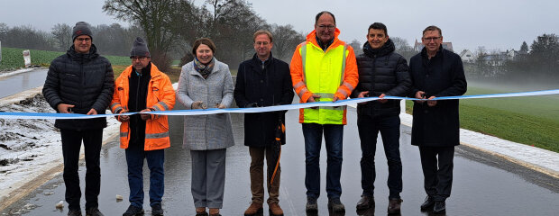 vlnr: Tobias Mittl (Holl GmbH Bauunternehmen), Mittarbeiter der Straßenmeisterei, Claudia Marb (stvl. Landrätin Donau-Ries), MdL Wolfgang Fackler (CSU), Alois Schiegg (Bürgermeister von Marxheim), Markus Kreitmeier (Bereichsleiter Straßenbau StBAA), Stefan Rößle (Landrat Donau-Ries)